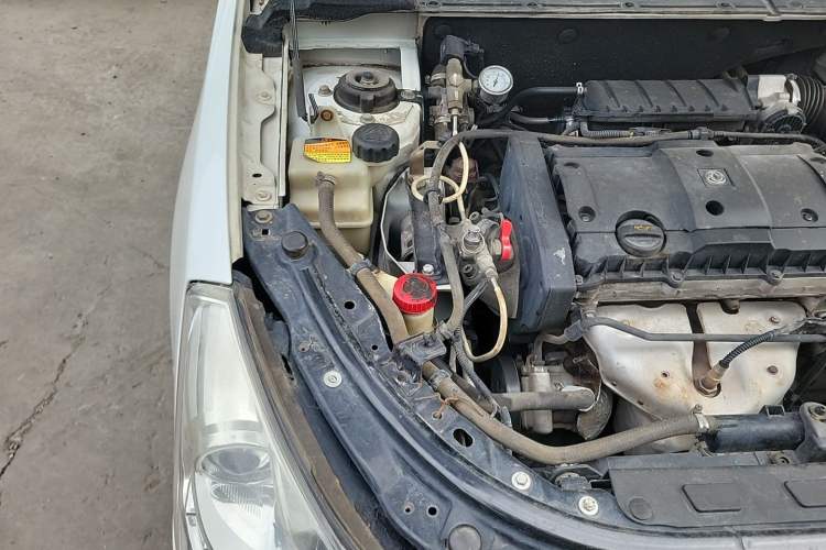 Used Dongfeng Aeolus S30 2014 1.6L Manual Gratitude Edition CNG Engine Bay Right