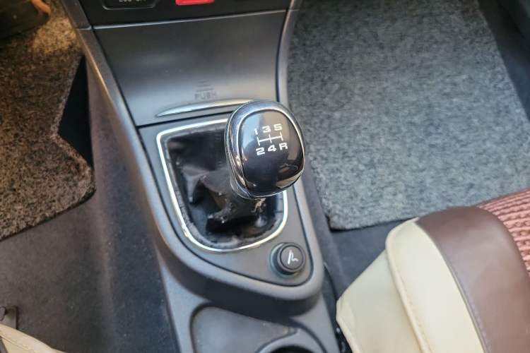 Used Dongfeng Aeolus S30 2014 1.5L Manual Gratitude Edition Gear Lever