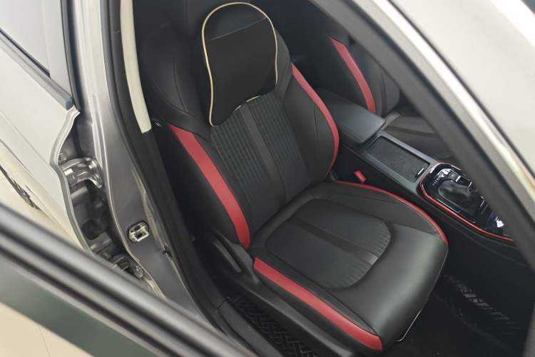 Used Dongfeng Aeolus Yixuan 2021 230T Automatic Glory Edition Right Front Seat
