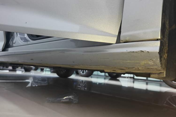 Used Dongfeng Aeolus Yixuan 2021 230T Automatic Glory Edition Right Side Sill
