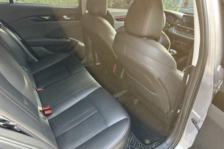 Used Dongfeng Aeolus Yixuan 2021 230T Automatic Glory Edition Interior 5