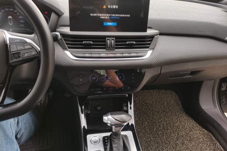 Used Dongfeng Aeolus Yixuan 2020 230T Automatic Glare-Proof Dark Knight Edition Audio And AC Panel