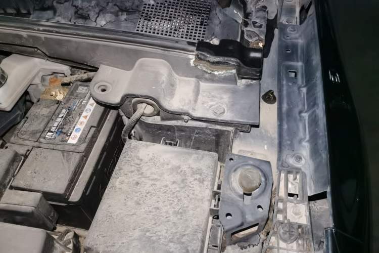 Used Dongfeng Aeolus Yixuan 2020 230T Automatic Dazzle Track Rider Edition Engine Bay Left
