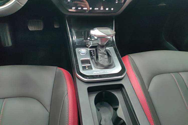 Used Dongfeng Aeolus Yixuan 2020 230T Automatic Cool Stylish Dark Knight Edition Gear Lever