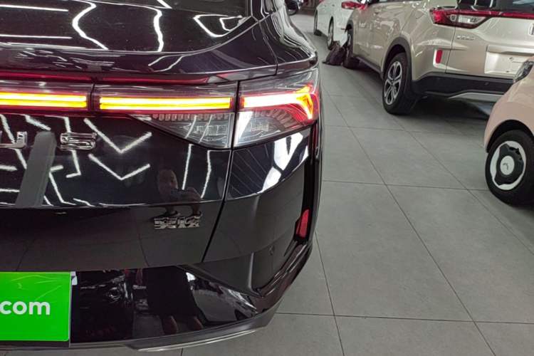 Used Dongfeng Aeolus Yixuan 2020 230T Automatic Cool Stylish Dark Knight Edition Right Rear Taillight