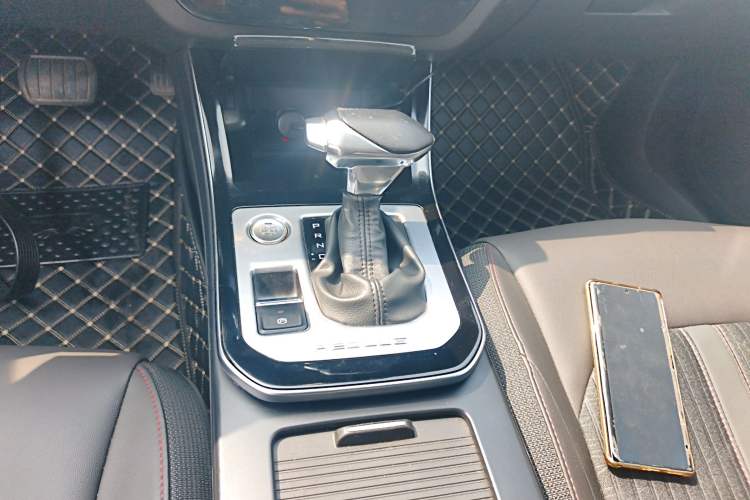Used Dongfeng Aeolus Yixuan 2020 230T Automatic Dazzle Track Edition Gear Lever