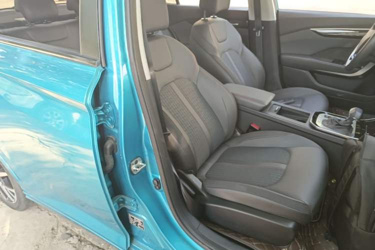 Used Dongfeng Aeolus Yixuan 2020 230T Automatic Dazzle Track Edition Right Front Seat