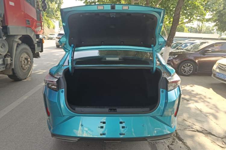 Used Dongfeng Aeolus Yixuan 2020 230T Automatic Dazzle Track Edition Trunk