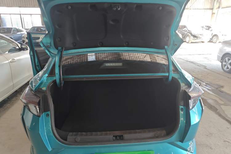 Used Dongfeng Aeolus Yixuan 2020 230T Automatic Dazzle Track Edition Trunk