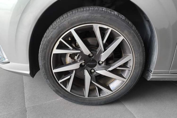Used Dongfeng Aeolus Yixuan 2020 230T Automatic Dazzle Track Edition Left Front Wheel Hub
