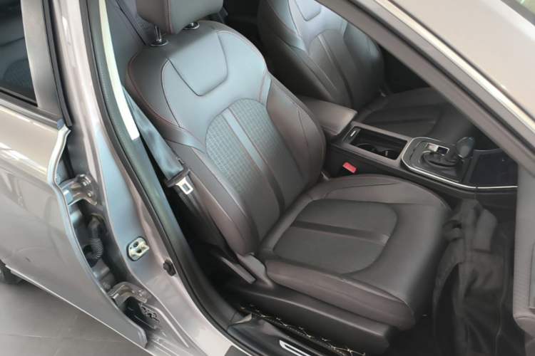 Used Dongfeng Aeolus Yixuan 2020 230T Automatic Dazzle Track Edition Right Front Seat