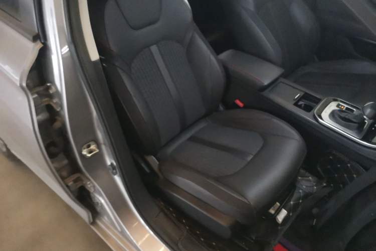 Used Dongfeng Aeolus Yixuan 2020 230T Automatic Dazzle Track Edition Right Front Seat
