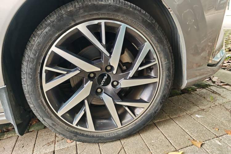 Used Dongfeng Aeolus Yixuan 2020 230T Automatic XuanYao Track Rider Edition Right Front Wheel Hub