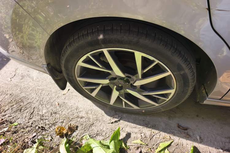 Used Dongfeng Aeolus Yixuan 2020 230T Automatic Dazzle Track Edition Right Rear Wheel Hub