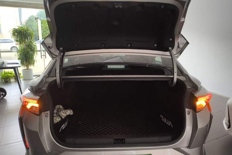 Used Dongfeng Aeolus Yixuan 2020 230T Automatic Dazzle Track Edition Trunk