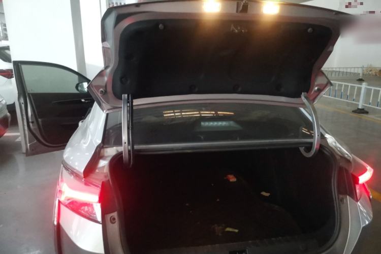 Used Dongfeng Aeolus Yixuan 2020 230T Automatic Dazzle Track Edition Trunk