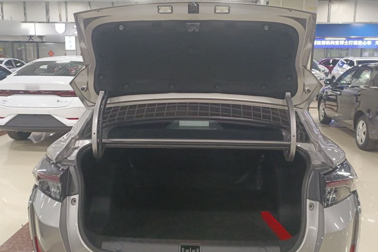 Used Dongfeng Aeolus Yixuan 2020 230T Automatic Dazzle Track Edition Trunk