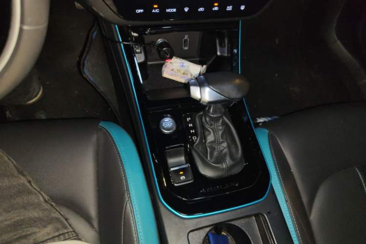 Used Dongfeng Aeolus Yixuan 2020 230T Automatic Dazzle Track Edition Gear Lever