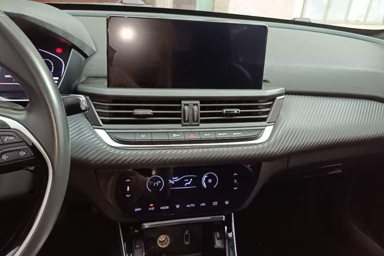 Used Dongfeng Aeolus Yixuan 2020 230T Automatic Glare-Proof Dark Knight Edition Audio And AC Panel
