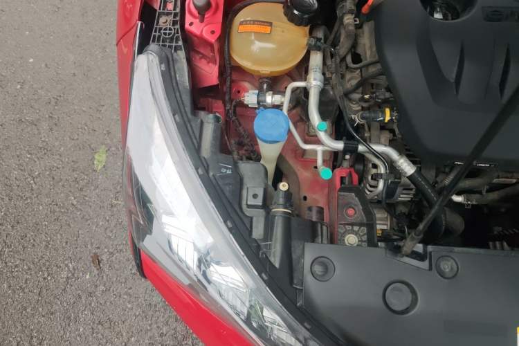 Used Dongfeng Aeolus Yixuan 2020 230T Automatic Cool Stylish Dark Knight Edition Engine Bay Right