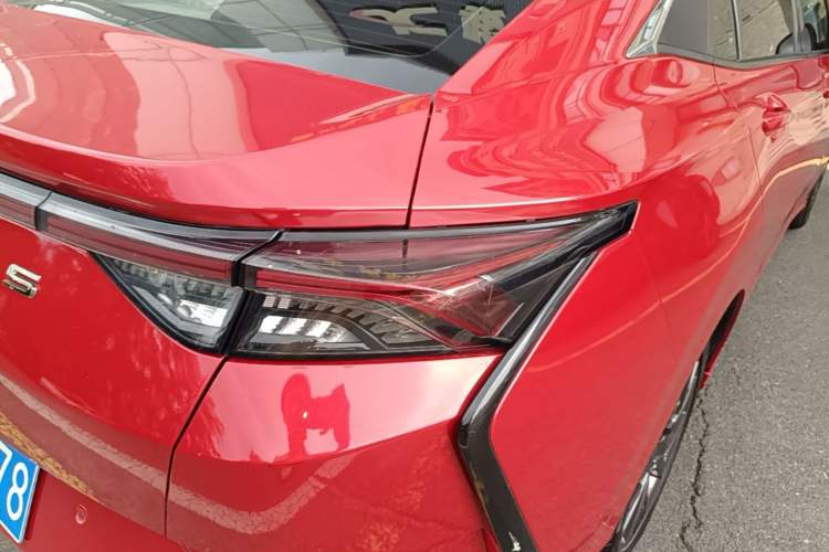 Used Dongfeng Aeolus Yixuan 2020 230T Automatic Glare-Proof Dark Knight Edition Right Rear Taillight