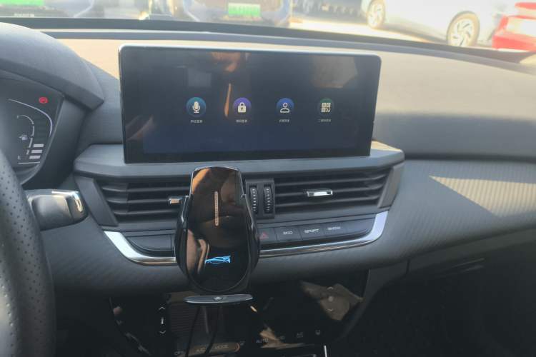 Used Dongfeng Aeolus Yixuan 2020 230T Automatic Cool Stylish Dark Knight Edition Audio And AC Panel
