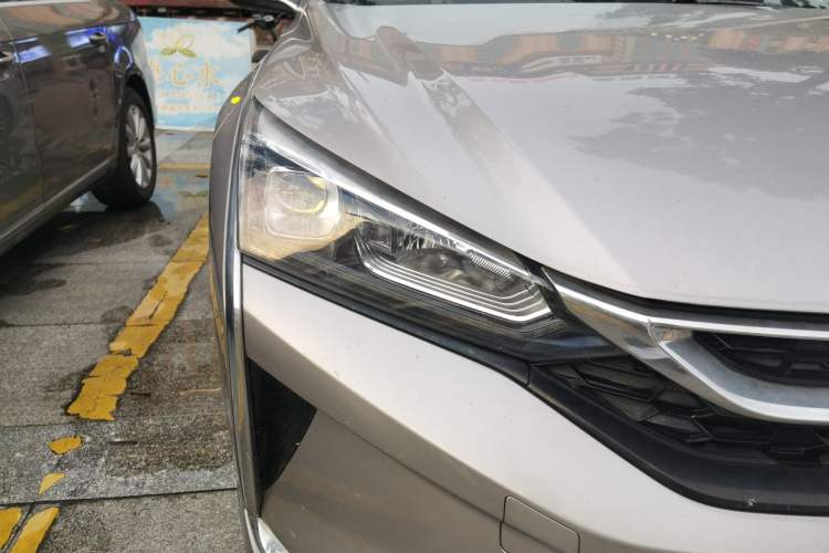 Used Dongfeng Aeolus Yixuan 2020 230T Automatic Advanced Edition Right Front Headlight