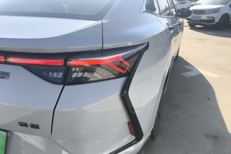Used Dongfeng Aeolus Yixuan 2020 230T Automatic Cool Stylish Dark Knight Edition Right Rear Taillight