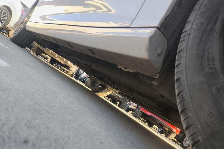 Used Dongfeng Aeolus Yixuan 2020 230T Automatic Cool Stylish Dark Knight Edition Right Side Sill
