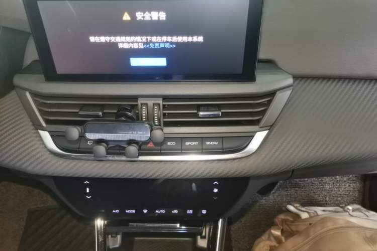 Used Dongfeng Aeolus Yixuan 2020 230T Automatic Glare-Proof Dark Knight Edition Audio And AC Panel