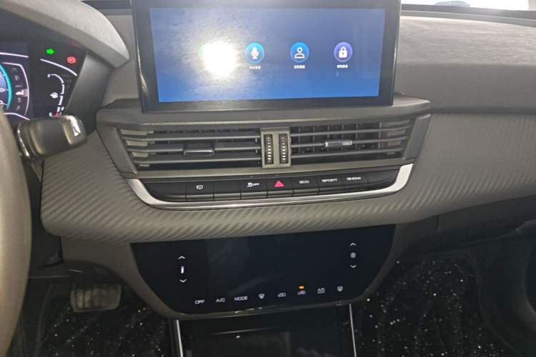 Used Dongfeng Aeolus Yixuan 2020 230T Automatic Dazzle Track Edition Audio And AC Panel