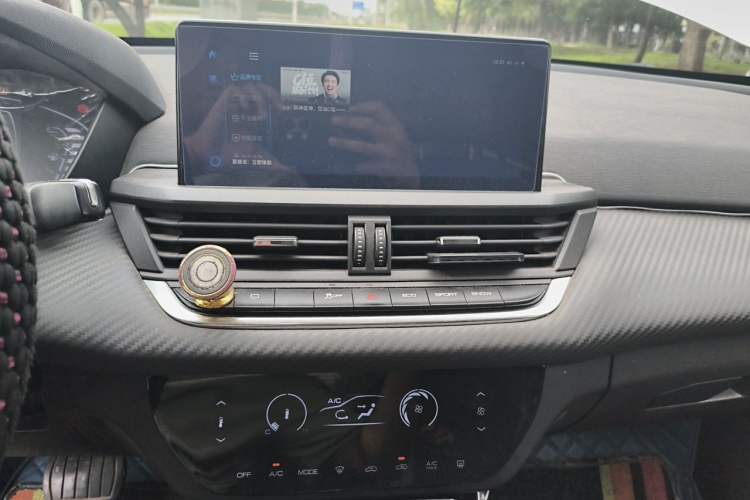 Used Dongfeng Aeolus Yixuan 2020 230T Automatic Dazzle Track Edition Audio And AC Panel