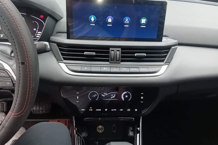 Used Dongfeng Aeolus Yixuan 2020 230T Automatic Cool Edition Audio And AC Panel