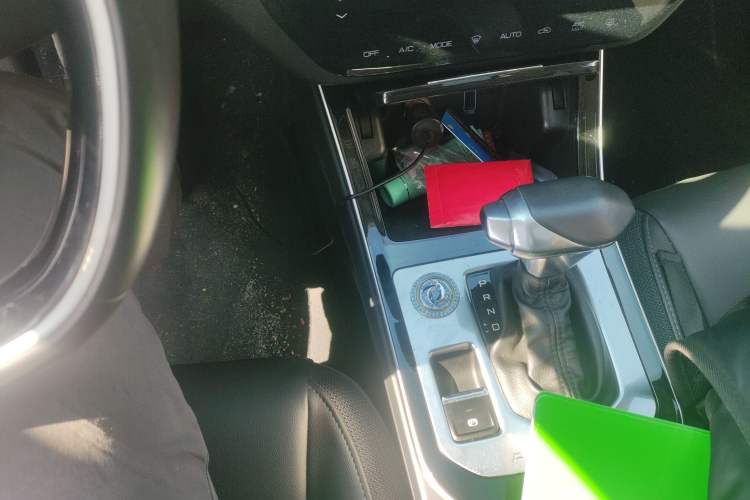 Used Dongfeng Aeolus Yixuan 2020 230T Automatic Glare-Proof Dark Knight Edition Gear Lever