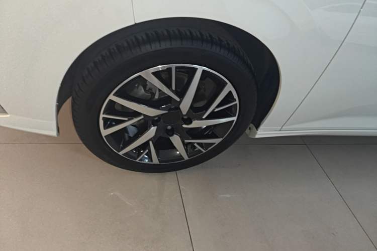 Used Dongfeng Aeolus Yixuan 2020 230T Automatic Dazzle Track Edition Left Front Wheel Hub