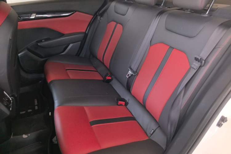 Used Dongfeng Aeolus Yixuan 2020 230T Automatic Dazzle Track Rider Edition Left Rear Seat