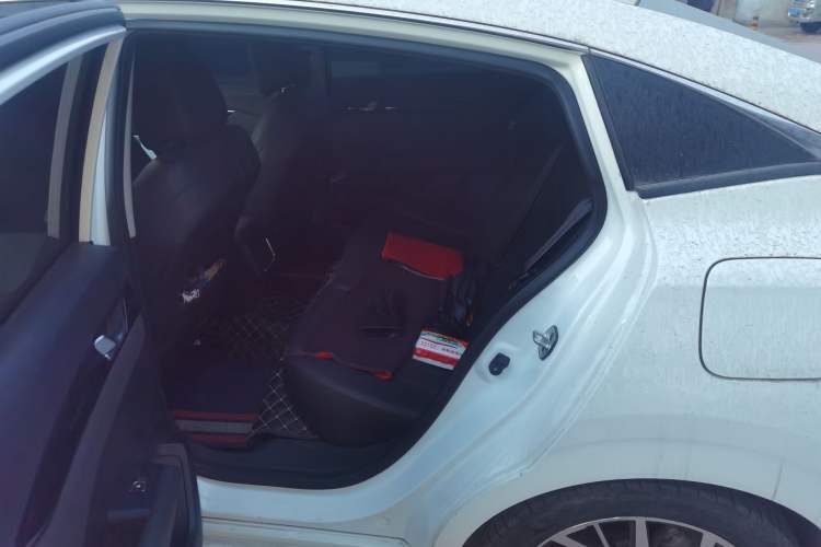 Used Dongfeng Aeolus Yixuan 2020 230T Automatic Dazzle Track Edition Left Rear Seat