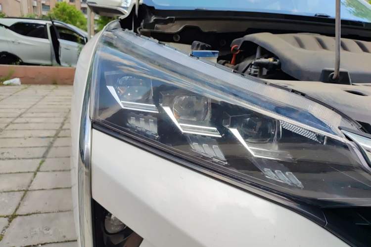 Used Dongfeng Aeolus Yixuan 2020 230T Automatic Cool Edition Right Front Headlight