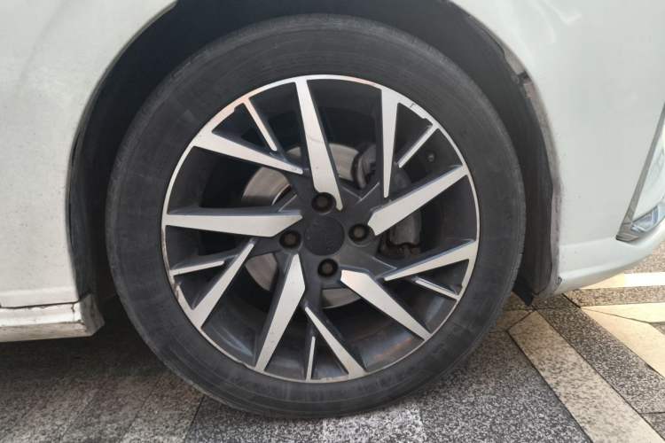 Used Dongfeng Aeolus Yixuan 2020 230T Automatic Dazzle Track Edition Right Front Wheel Hub
