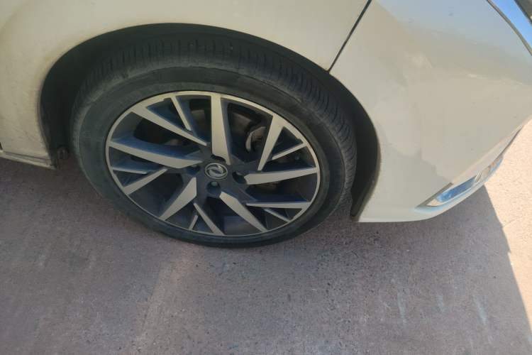 Used Dongfeng Aeolus Yixuan 2020 230T Automatic Glare-Proof Dark Knight Edition Right Front Wheel Hub