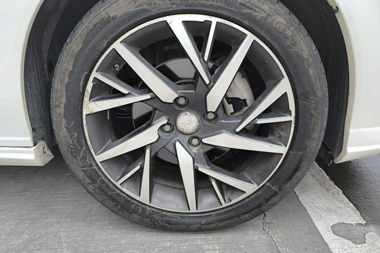 Used Dongfeng Aeolus Yixuan 2020 230T Automatic Advanced Edition Right Front Wheel Hub