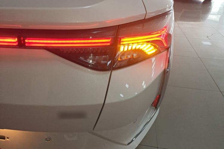 Used Dongfeng Aeolus Yixuan 2020 230T Automatic Dazzle Track Edition Right Rear Taillight