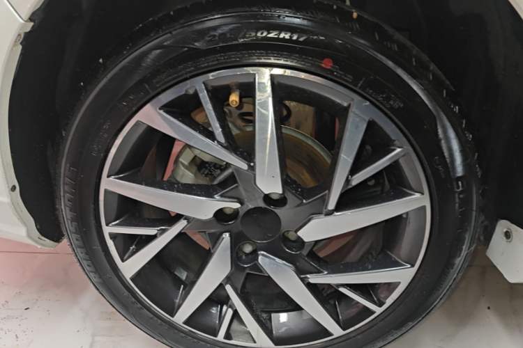 Used Dongfeng Aeolus Yixuan 2020 230T Automatic Dazzle Track Edition Right Rear Wheel Hub
