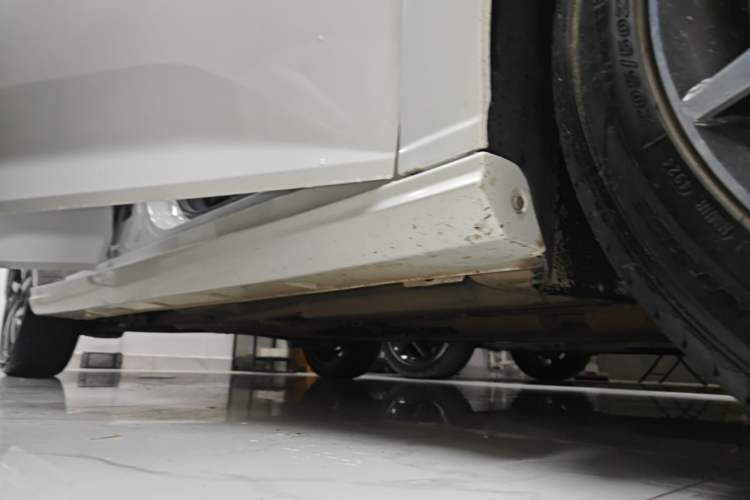 Used Dongfeng Aeolus Yixuan 2020 230T Automatic Dazzle Track Edition Right Side Sill