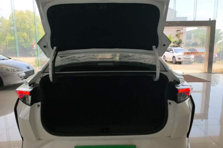 Used Dongfeng Aeolus Yixuan 2020 230T Automatic Dazzle Track Rider Edition Trunk