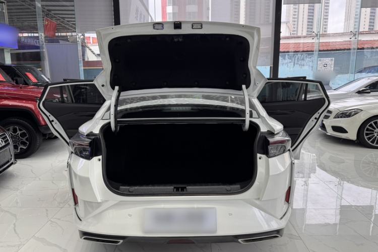 Used Dongfeng Aeolus Yixuan 2020 230T Automatic Dazzle Track Edition Trunk