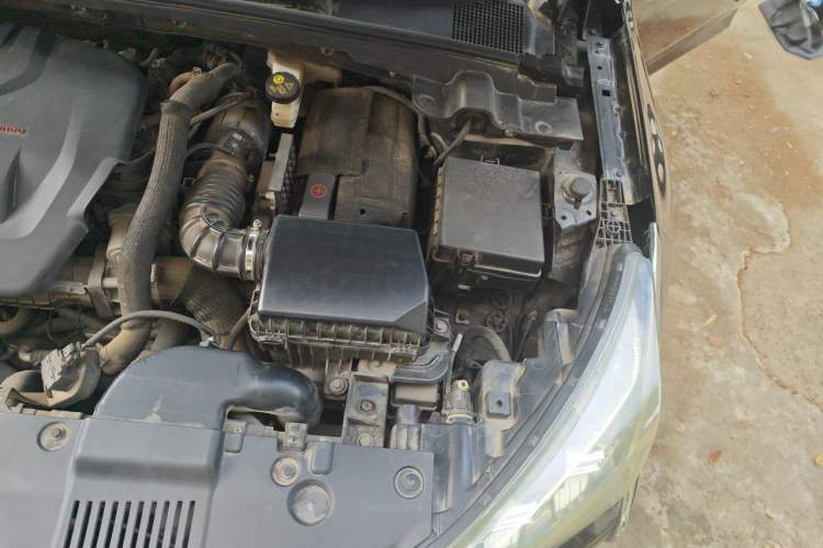 Used Dongfeng Aeolus Yixuan 2021 230T Automatic Dream-Chasing Rider Edition Engine Bay Left