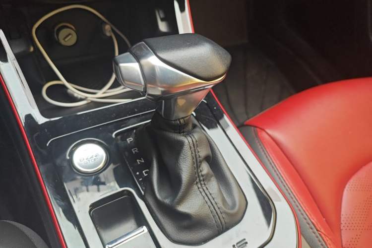 Used Dongfeng Aeolus Yixuan 2021 230T Automatic Zuiying Knight Edition Gear Lever