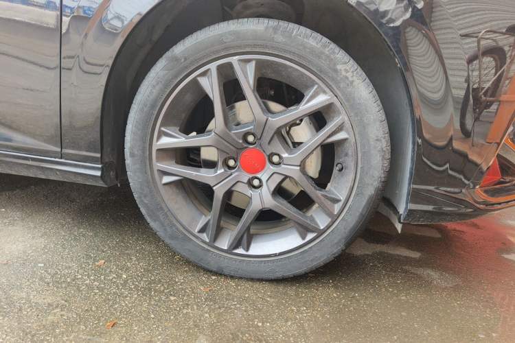 Used Dongfeng Aeolus Yixuan 2021 230T Automatic Zuiying Knight Edition Right Front Wheel Hub