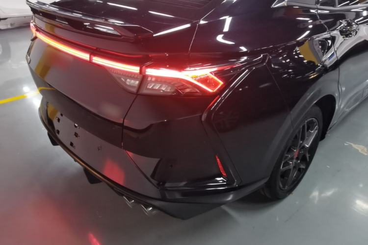Used Dongfeng Aeolus Yixuan 2021 230T Automatic Zuiying Knight Edition Right Rear Taillight